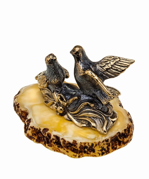 Фигурка из латуни с янтарем Птицы Голубки Влюбленные 60х40 мм. арт. 1021
