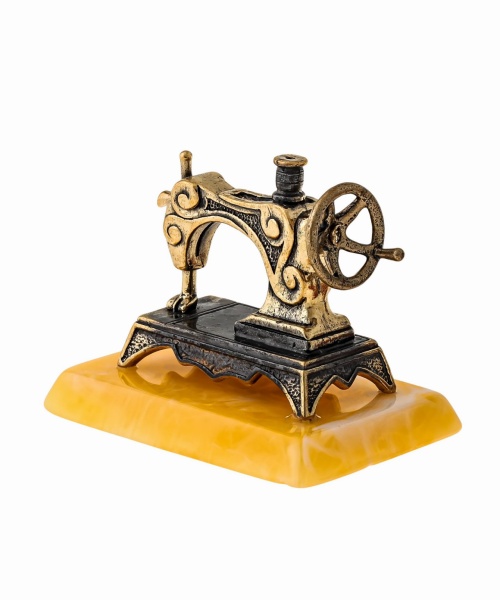 Швейная машинка из латуни с янтарем 45х40 мм. арт. 1480