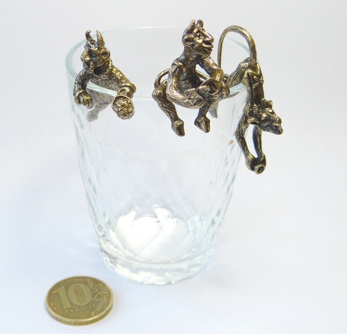 Фигурка из латуни с янтарем Чертики на стакане (комплек без стакана) арт. 1123-1