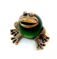 Лягушка из латуни квакушка (кошачий глаз зеленый) арт. 107-КЗ
