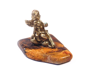 Фигурка из латуни с янтарем Амурчик отдыхающий на яшме арт. 227-ЯШ