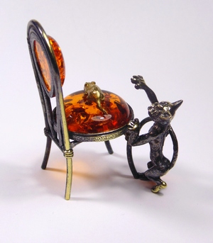Кот с мышкой на стуле арт. 1670