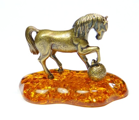 Фигурка из латуни с янтарем Конь с шаром арт. 1219