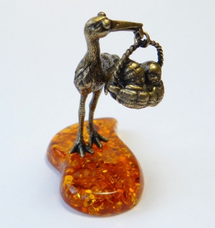 Фигурка из латуни с янтарем Аист с корзиной арт. 1125