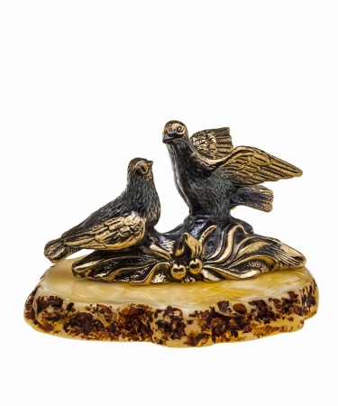 Фигурка из латуни с янтарем Птицы Голубки Влюбленные 60х40 мм. арт. 1021