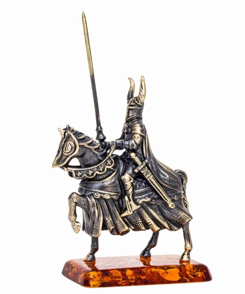 Фигурка из латуни с янтарем рыцарь на коне с копьём 65х118 мм. арт. 604