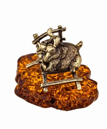 Фигурка из латуни с янтарем Поросенок Хрюша на кушетке 59х36 мм. арт. 947 Фигурка из латуни с янтарем Поросенок Хрюша на кушетке 59х36 мм. арт. 947