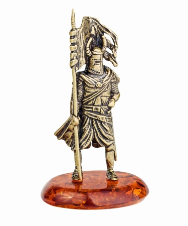 Фигурка из латуни с янтарем рыцарь Знаменосец 37х65 мм. арт. 221