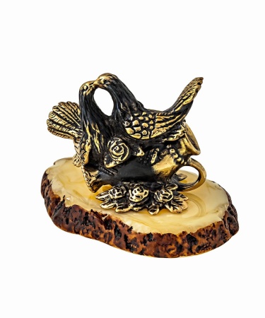 Фигурка из латуни с янтарем Птицы Голубки на вазе 55х40 мм. арт. 1247