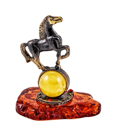 Фигурка из латуни с янтарем Лошадка на подкове-2 на подставке 32х48 мм. арт. 384