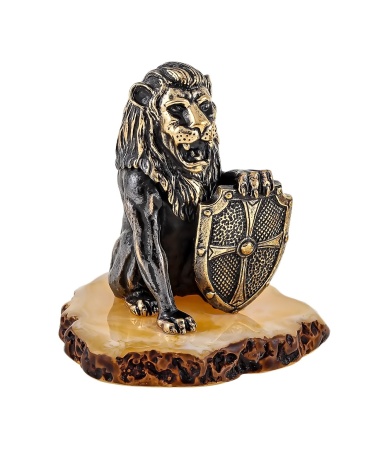 Фигурка из латуни с янтарем Лев со щитом 50х55 мм. арт. 1702