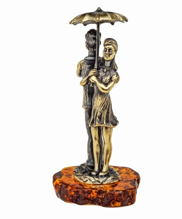Фигурка из латуни с янтарем парочка под зонтом 45х70 мм. арт, 1074