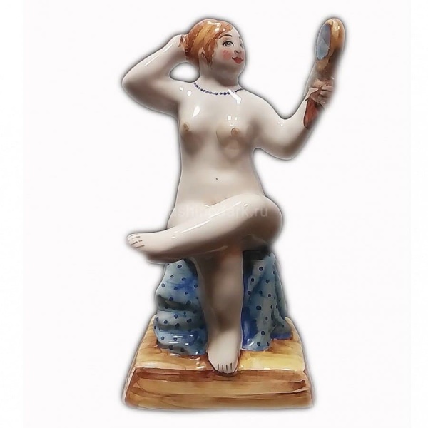  Майолика фигура "Женщина в бане сидит с зеркальцем" арт. 1118193 