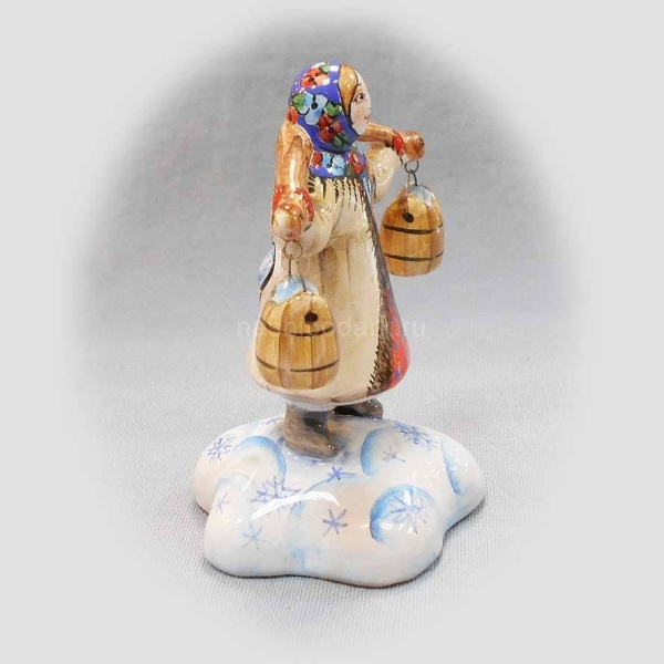 Майолика фигура "Девочка с ведрами зимой"  8х7см арт. 1118557 