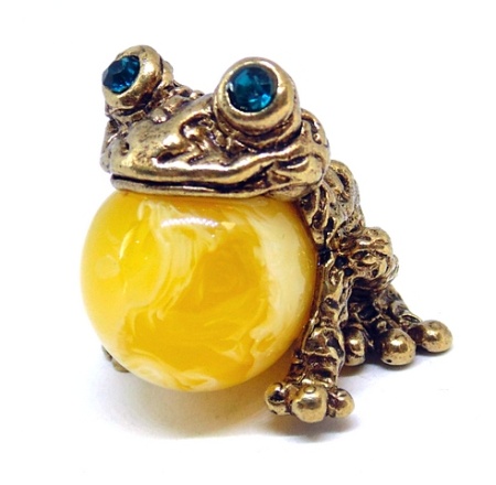 Жаба из латуни c янтарем глазастик (белая) арт. 1284-1