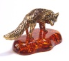 Фигурка из латуни с янтарем Лиса обернулась арт. 1344
