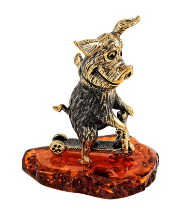 Фигурка из латуни с янтарем Поросенок на самокате 35х45 мм. арт. 2073