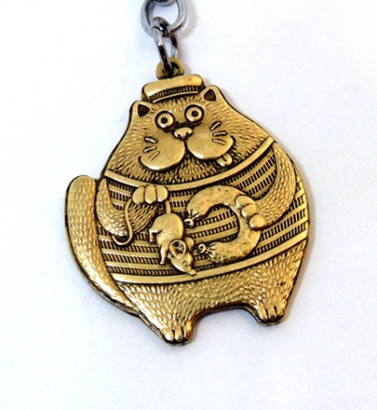 Брелок из латуни Кот - мышь и колбаса арт. 1764
