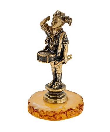 Фигурка из латуни с янтарем Пионер Девушка 30х67 мм. арт. 2840