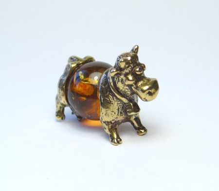 Фигурка из латуни с янтарем Коровка арт. 1083