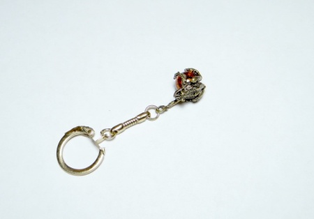 Брелок из латуни с янтарем Лягушка фен шуй арт. 109