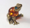 Лягушка из латуни c янтарем синеглазка арт. 2-022