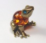 Лягушка из латуни c янтарем синеглазка арт. 2-022