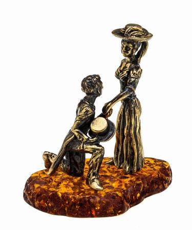 Фигурка из латуни с янтарем парочка Предложение руки и сердца 55х60 мм. арт. 967
