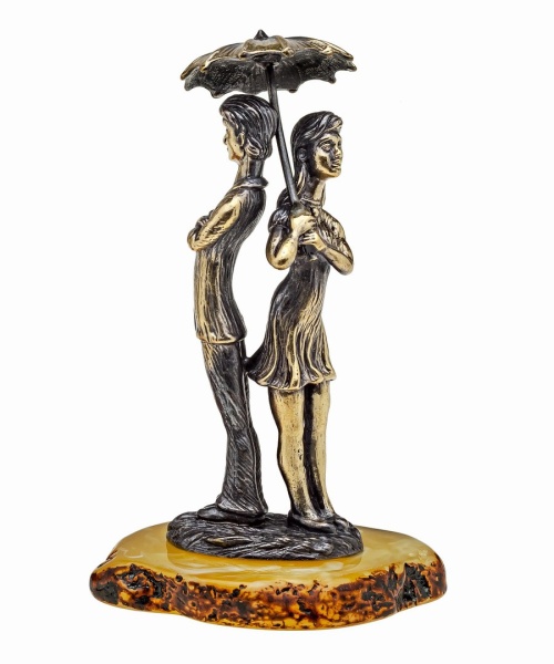 Фигурка из латуни с янтарем парочка под зонтом 45х70 мм. арт, 1074