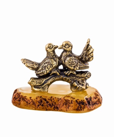 Фигурка из латуни с янтарем Птицы Голубки на подставке 37х30 мм. арт. 602