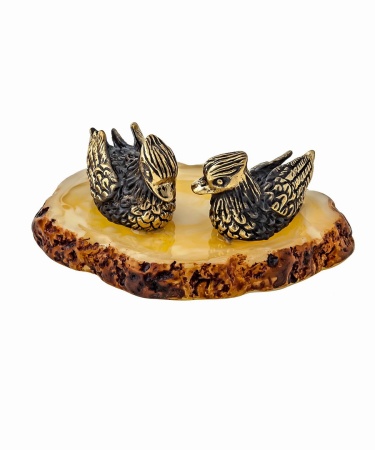 Фигурка из латуни с янтарем Уточки Мандаринки 25х55 мм. арт. 1300