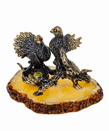 Фигурка из латуни с янтарем Птицы Голубки на гнезде 60х50 мм. арт. 1093