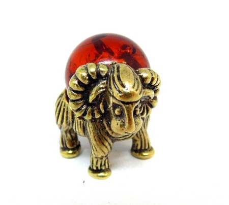 Фигурка из латуни с янтарем Барашек арт. 1698