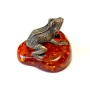 Лягушка из латуни c янтарем болото арт. 1055