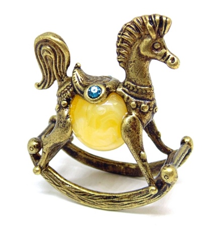 Фигурка из латуни с янтарем Лошадка качалка (белая) арт. 413-1