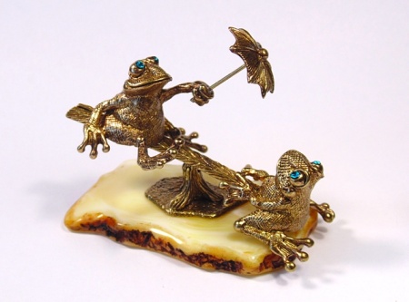 Лягушка из латуни на качелях (белая подставка) арт. 1567-1