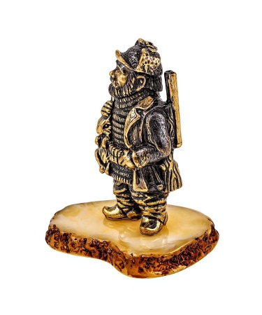 Фигурка из латуни с янтарем Дед с зайчиком 40х50 мм. арт. 1999 Фигурка из латуни с янтарем Дед с зайчиком 40х50 мм. арт. 1999
