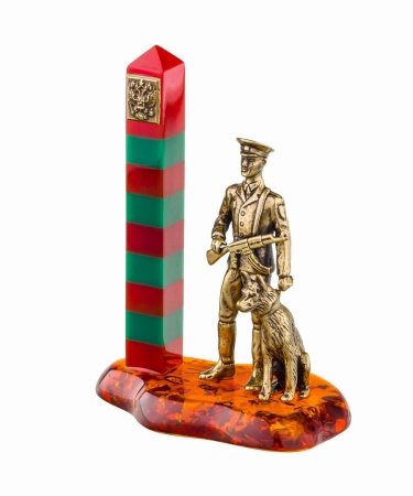 Фигурка из латуни с янтарем пограничник 50х70мм. арт. 341