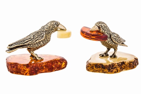 Фигурка из латуни с янтарем Птица Ворона с сыром 37х30 мм. арт. 258