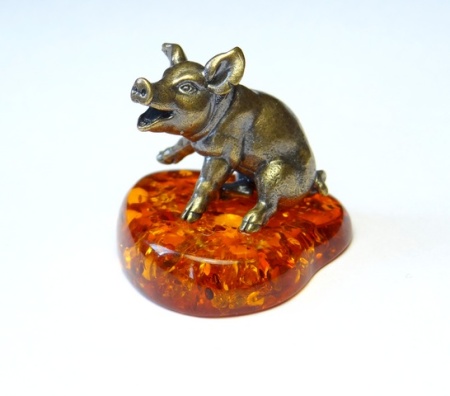 Фигурка из латуни с янтарем Поросенок арт. 1053