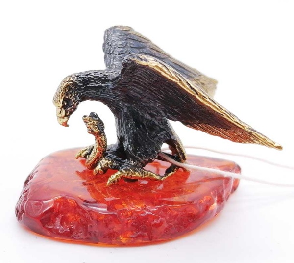 картинка Фигурка Птица "Орел со змеей" (Янтарь, латунь) 3х4 см. арт. 98789094 магазин 