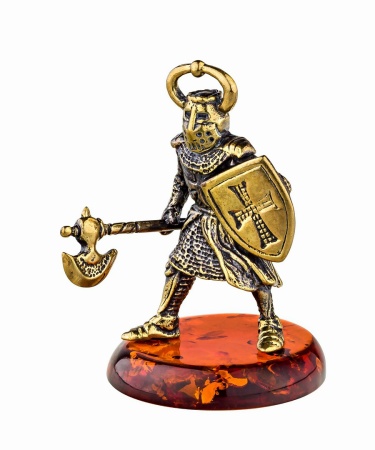 Фигурка из латуни с янтарем рыцарь с топором  35х52 мм. арт. 2 702