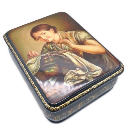 Шкатулка лаковая миниатюра "Вышивальщица"  10х13 см. арт. 6426735
