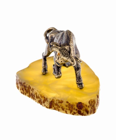Фигурка из латуни с янтарем Бык маленький 43х28 мм. арт. 686