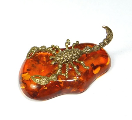 Фигурка из латуни с янтарем Скорпион ажурный арт. 1210