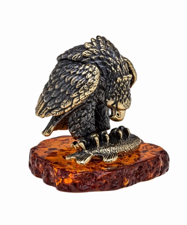 Фигурка из латуни с янтарем Птица Орел с рыбой 50х30 мм. арт. 1033