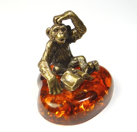 Фигурка из латуни с янтарем Обезьяна с книгой арт. 1200 Фигурка из латуни с янтарем Обезьяна с книгой арт. 1200