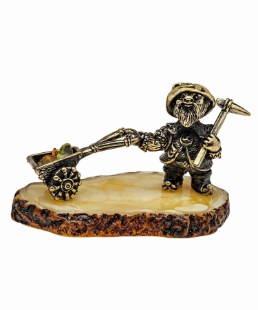 Фигурка из латуни с янтарем гном с тележкой 70х45 мм. арт. 1035