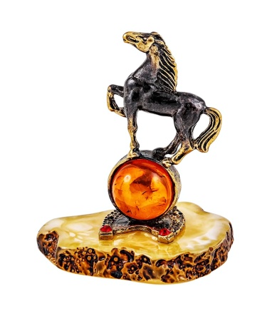 Фигурка из латуни с янтарем Лошадка на подкове-2 на подставке 32х48 мм. арт. 384