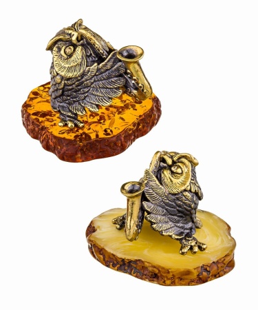 Фигурка из латуни с янтарем Птица Сова с саксофоном 53х36 мм. арт. 704